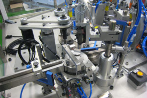 Robotique industrielle appliquée aux machines spéciales : robot pick and place avec système de tracking